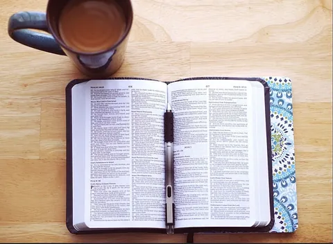 Foldede hænder og bibel